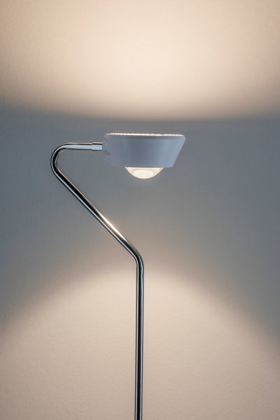 Lampadaire moderne avec abat-jour blanc et structure en métal chromé pour éclairage salon