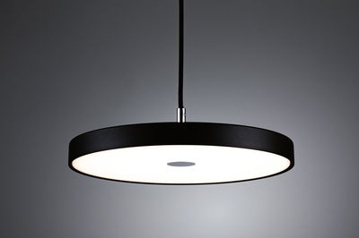 Ronde LED-hanglamp met zwart metalen frame en witte diffuser voor moderne verlichting