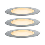Drie ronde LED-inbouwspots van geborsteld aluminium met warm wit licht voor woonruimtes.