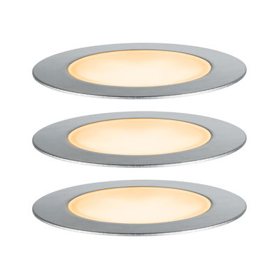 Drie ronde LED-inbouwspots van geborsteld aluminium met warm wit licht voor woonruimtes.