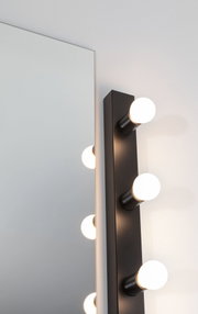 Schwarze Wandlampe mit drei runden weißen LED-Leuchtmitteln neben Spiegel für Badezimmerbeleuchtung