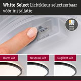 Vinger selecteert lichtkleur op LED-plafondlamp met keuze uit warm, neutraal en daglicht wit