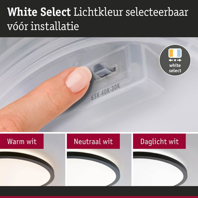 Vinger selecteert lichtkleur op LED-plafondlamp met keuze uit warm, neutraal en daglicht wit