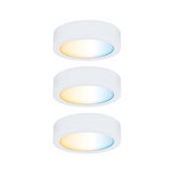 Drei weiße LED-Deckenleuchten mit stufenlos einstellbarem Farbtemperaturverlauf für Wohnräume.