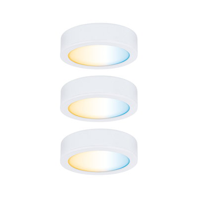 Drei weiße LED-Deckenleuchten mit stufenlos einstellbarem Farbtemperaturverlauf für Wohnräume.
