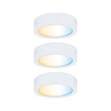 Drei weiße LED-Deckenleuchten mit stufenlos einstellbarem Farbtemperaturverlauf für Wohnräume.