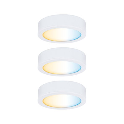 Drei weiße LED-Deckenleuchten mit stufenlos einstellbarem Farbtemperaturverlauf für Wohnräume.