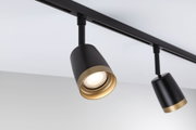 Schwarze LED-Spotleuchte mit goldfarbenem Rand an Schienensystem für moderne Innenbeleuchtung