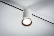 Weißer LED-Deckenstrahler aus Metall an Schienensystem für moderne Innenbeleuchtung