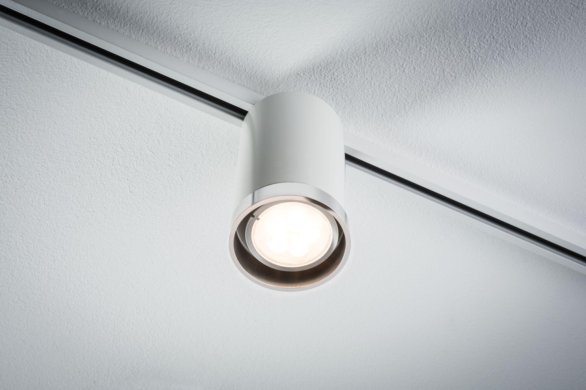 Weißer LED-Deckenstrahler aus Metall an Schienensystem für moderne Innenbeleuchtung