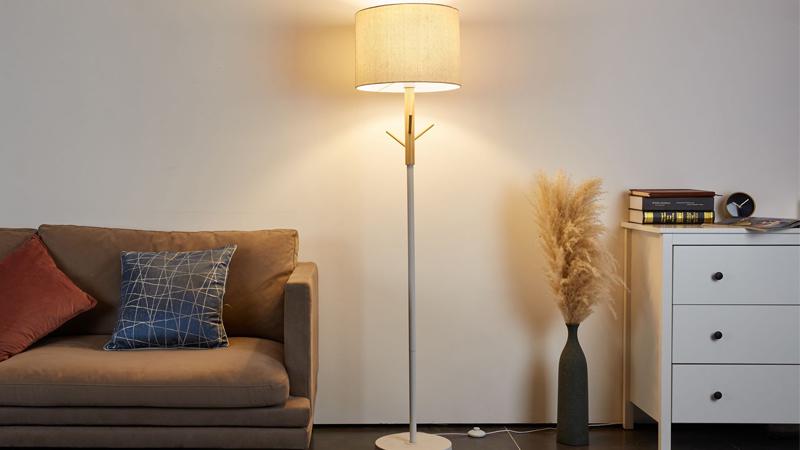 Stehleuchten lassen das Schlafzimmer im gemütlichem Licht erstrahlen. Stehleuchten setzen gemütliche Akzente.