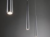 Trois suspensions fines en aluminium brossé argenté avec éclairage LED blanc chaud.