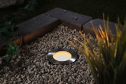 Eingelassene LED-Bodenleuchte aus Edelstahl mit warmweißem Licht im Kiesbeet für Gartenbeleuchtung