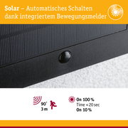 Nahaufnahme eines schwarzen Solarpanels mit integriertem Bewegungsmelder für automatisches Schalten
