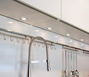 Éclairage LED blanc moderne sous meuble avec robinet de cuisine en acier inoxydable et crochets pour ustensiles