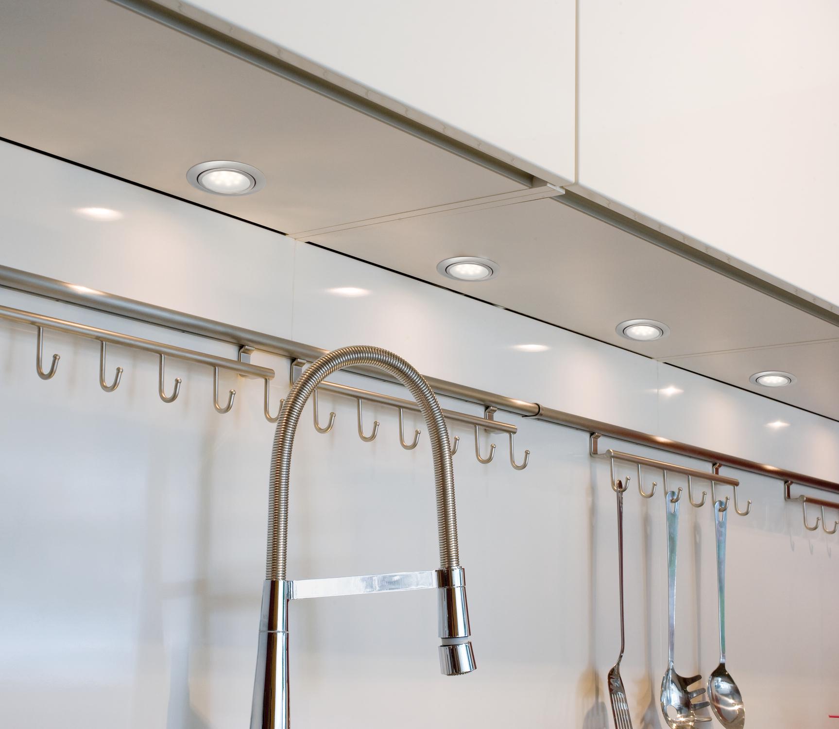Éclairage LED blanc moderne sous meuble avec robinet de cuisine en acier inoxydable et crochets pour ustensiles