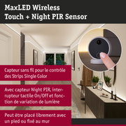 Capteur tactile sans fil MaxLED gris avec capteur PIR nocturne pour contrôle des bandes LED dans un couloir moderne