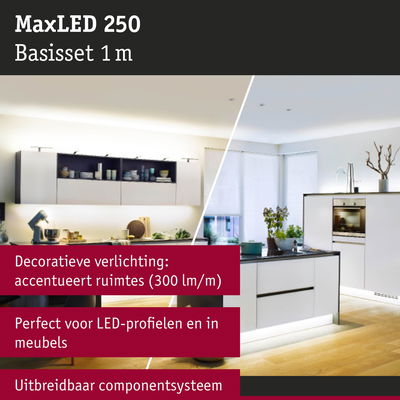 Moderne witte keuken met LED-verlichting onder hangkasten en kookeiland op houten vloer