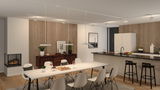 Moderne witte hanglampen boven eettafel in open keuken met hout- en zwarte accenten