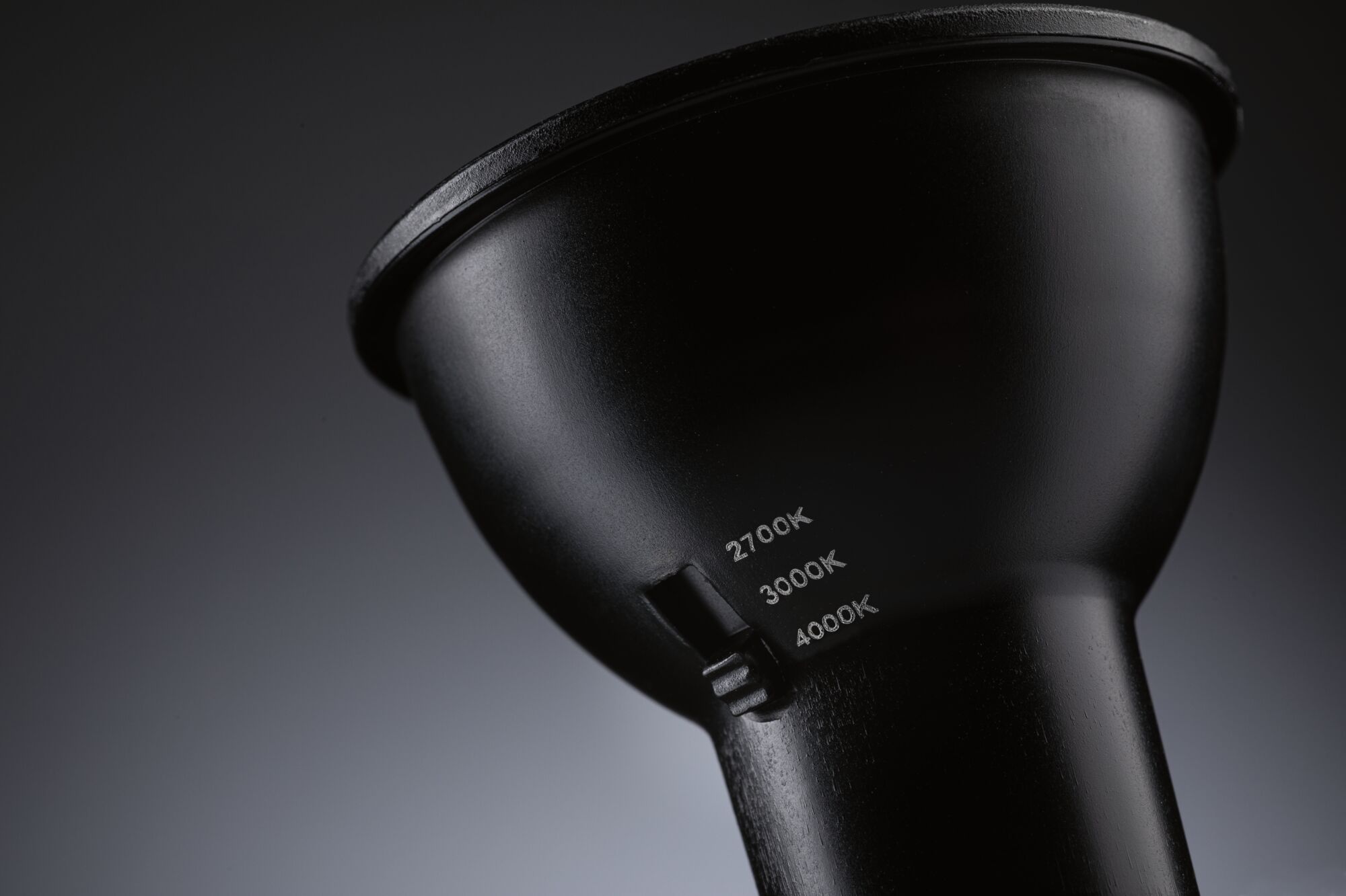 Schwarzer LED-Strahler mit einstellbaren Farbtemperaturen 2700K, 3000K und 4000K für flexible Beleuchtung