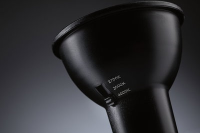 Schwarzer LED-Strahler mit einstellbaren Farbtemperaturen 2700K, 3000K und 4000K für flexible Beleuchtung