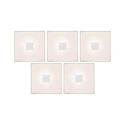 Cinq appliques murales LED carrées blanches avec détail central en aluminium pour éclairage intérieur moderne