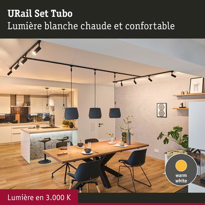 Suspensions noires modernes et spots avec lumière blanc chaud au-dessus d'une table en bois dans la salle à manger