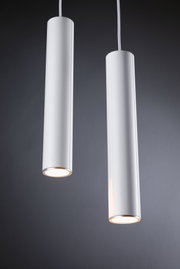 Zwei weiße zylindrische LED-Hängeleuchten aus Metall mit warmweißem Licht für moderne Innenräume