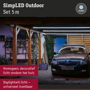 SimplLED Outdoor Set 5 m met daglichtwitte LED-strips onder houten dak boven auto in carport