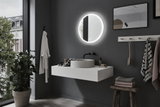 Salle de bain moderne avec miroir LED rond, mur gris, lavabo blanc et tabouret en bois avec serviettes