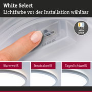 Finger stellt Lichtfarbe an weißem Kunststoff-Schalter ein, LED-Deckenleuchte mit wählbarer Farbtemperatur