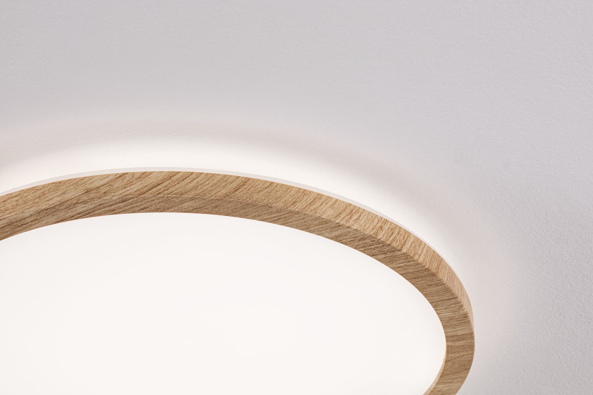 Rund loftlampe med træramme og varmt hvidt LED-lys til moderne belysning