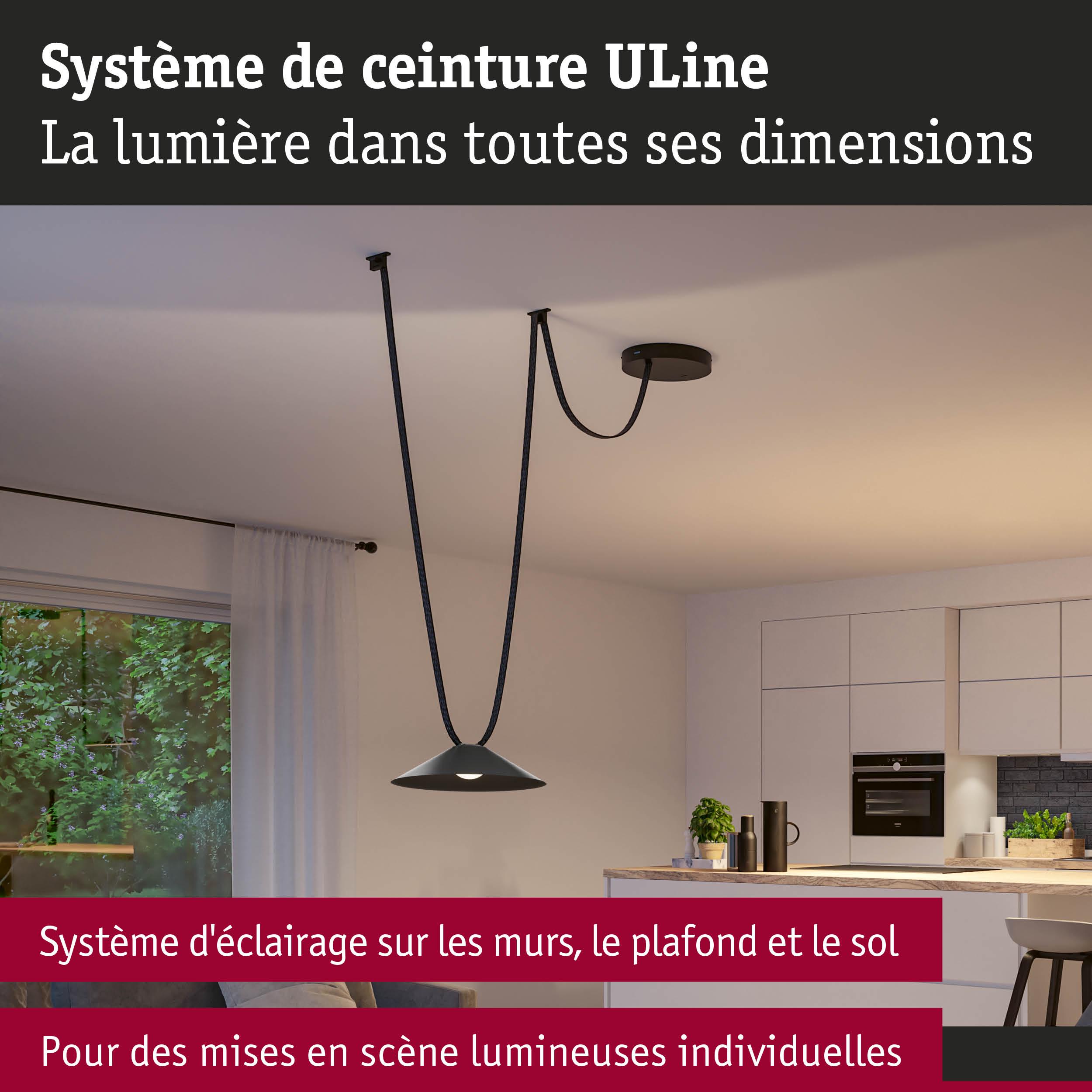 Système d'éclairage ULine noir avec suspension dans un salon moderne avec cuisine et canapé