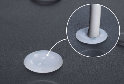 Transparente Silikon-Fußkappe auf schwarzer Oberfläche mit Detailansicht des Stuhlbeins für Möbelschutz