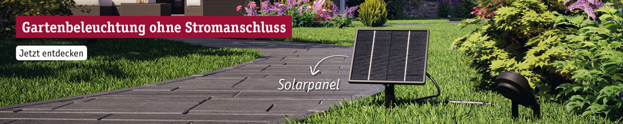 Solarpanel in schwarzem Rahmen auf Rasen neben Gartenweg für stromlose Gartenbeleuchtung