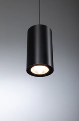 Schwarze zylindrische LED-Pendelleuchte aus Metall mit warmweißem Licht für moderne Innenräume