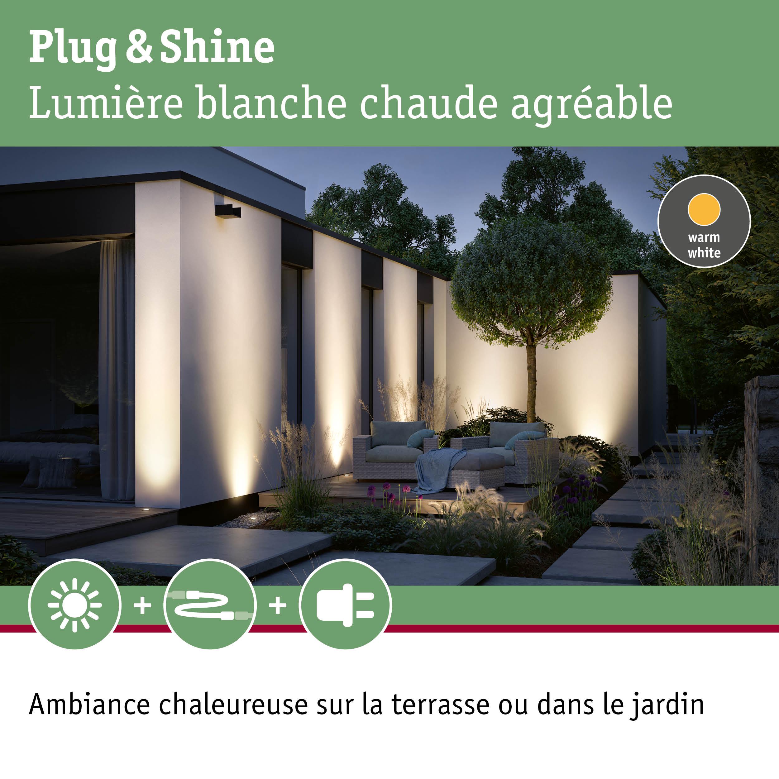 Éclairage extérieur moderne avec lumière blanche chaude sur mur et terrasse pour ambiance jardin chaleureuse