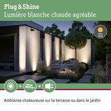 Éclairage extérieur moderne avec lumière blanche chaude sur mur et terrasse pour ambiance jardin chaleureuse