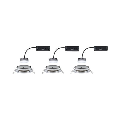 Trois spots encastrés LED blancs avec câble noir et cadre argenté pour un éclairage moderne