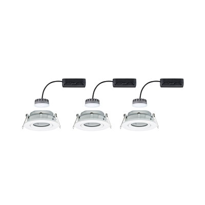 Tre hvide LED-indbygningsspots med sort kabel og driver til moderne indendørs belysning
