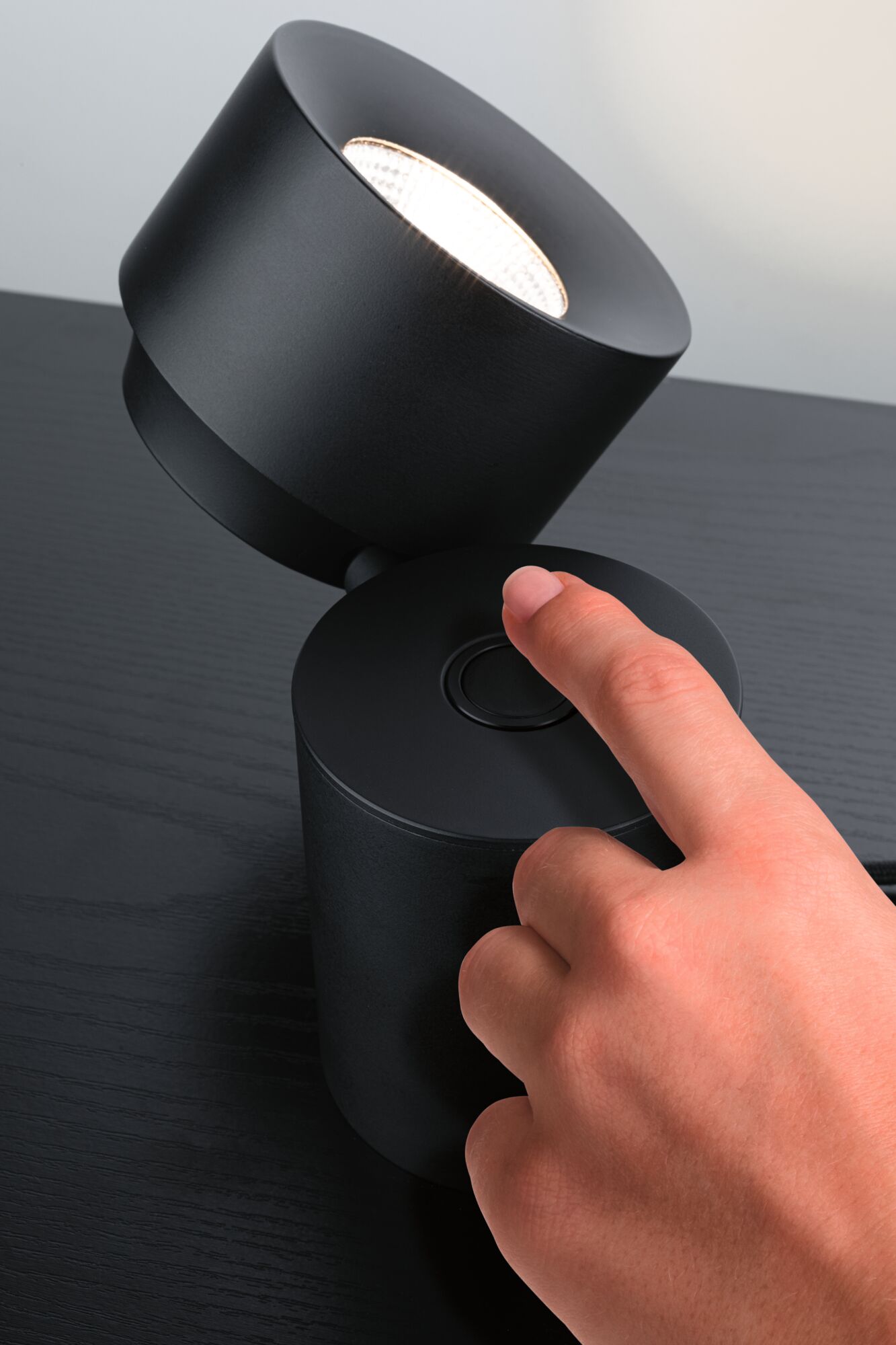 Sort metal LED-bordlampe med rund kontakt og justerbart hoved til fokuseret accentbelysning