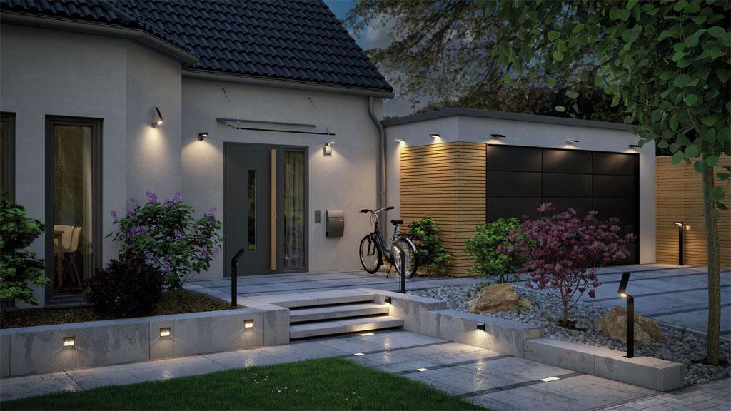 Moderne huisentree met grijze deur, houten bekleding en energiezuinige buitenverlichting voor tuin en garage.