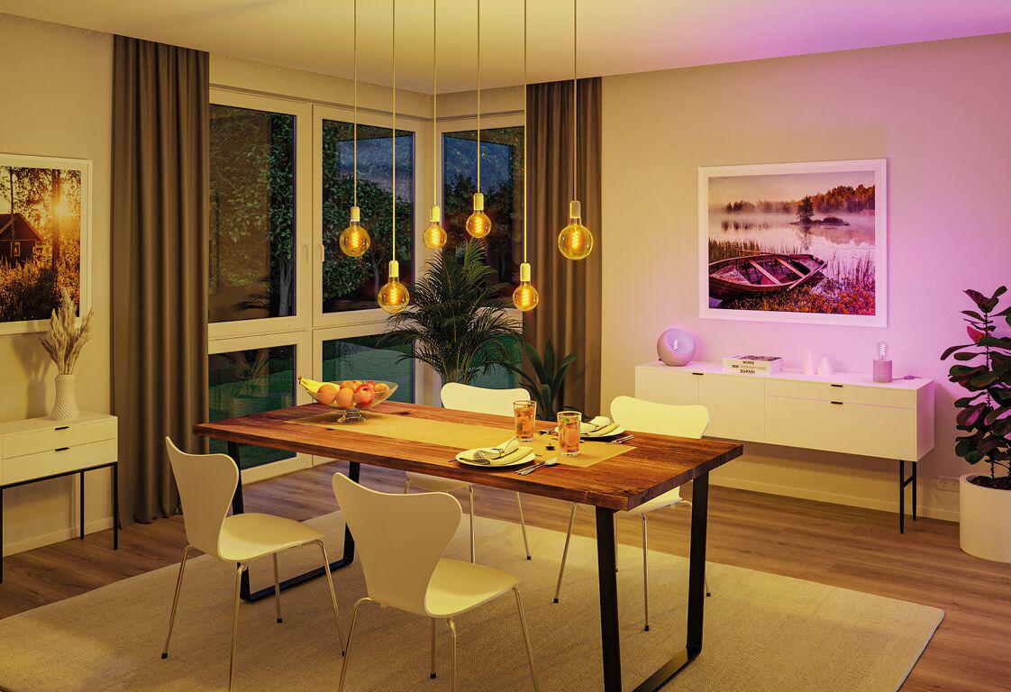 Moderner Essbereich mit hölzernem Tisch, weißen Stühlen und warmen LED-Zigbee Filamentlampen.