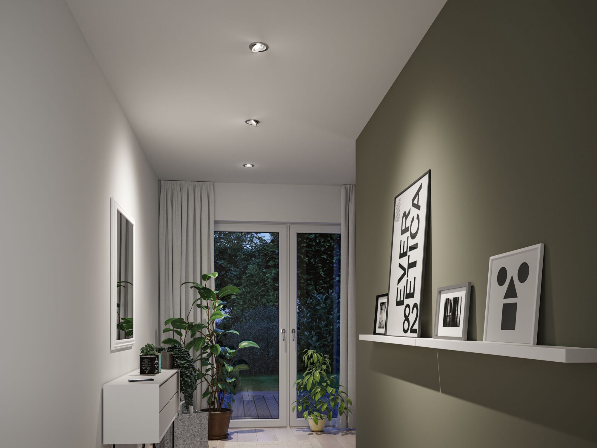 Couloir moderne avec spots encastrés blancs au plafond, mur vert et décoration minimaliste avec plantes et cadres.