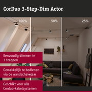 Drie zwarte CorDuo 3-staps dimbare lampen aan kabelsysteem in moderne woonkamer