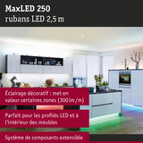 Cuisine moderne avec ruban LED MaxLED 250 de 2,5 m blanc pour éclairage décoratif et mobilier