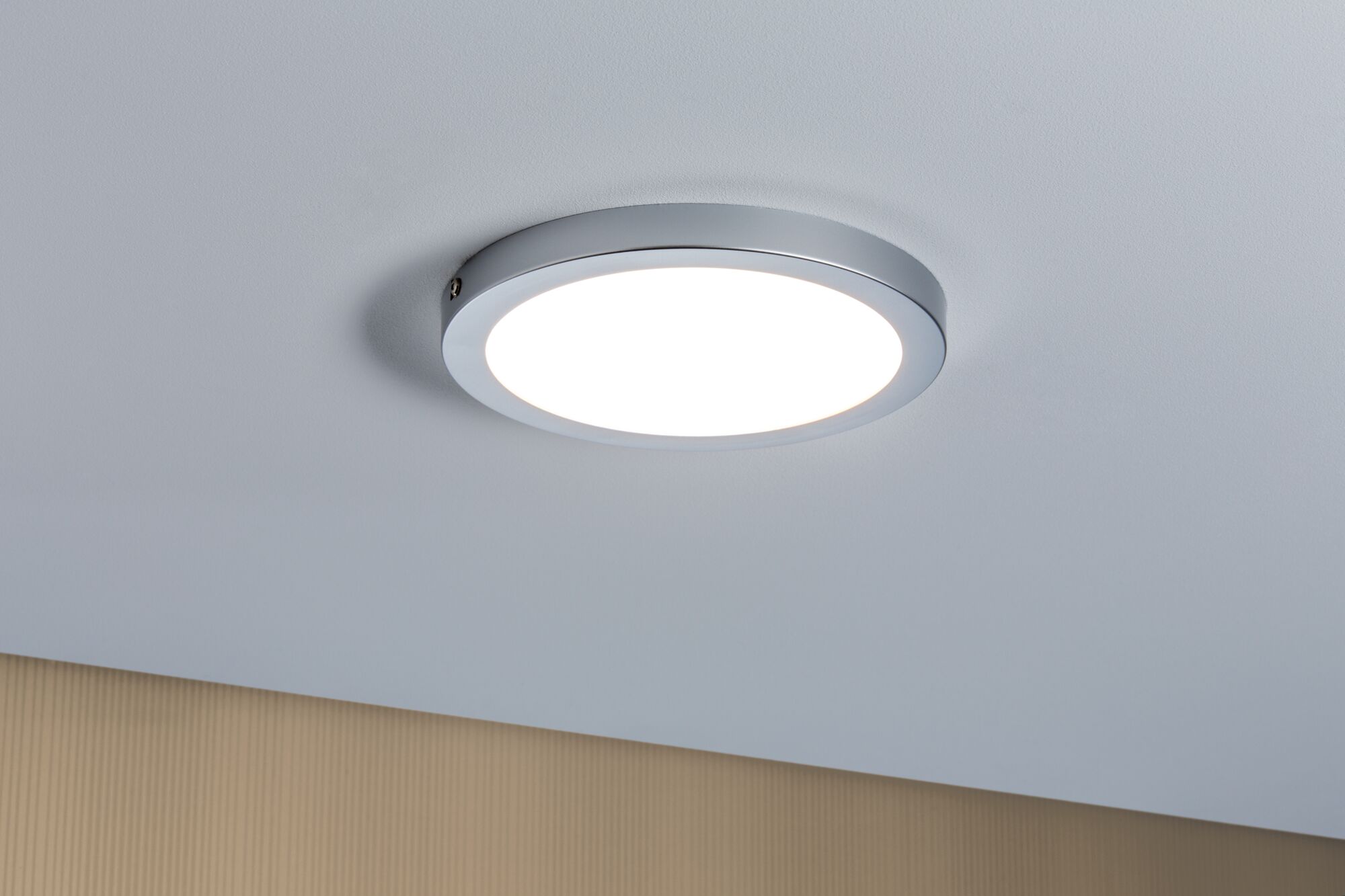 Runde Deckenleuchte aus weißem Metall mit warmweißem LED-Licht für moderne Innenräume