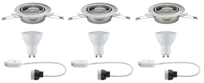 Drei Einbaustrahler aus gebürstetem Edelstahl mit GU10 LED-Lampen und weißen Anschlusskabeln für LED-Beleuchtung