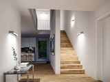 Moderner Flur mit Holztreppe und minimalistischen Wandlampen in Weiß für Wohnraumbeleuchtung
