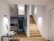 Moderner Flur mit Holztreppe und minimalistischen Wandlampen in Weiß für Wohnraumbeleuchtung